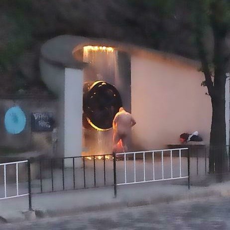 У Львові чоловік голяка помився у фонтані (ФОТО) - 