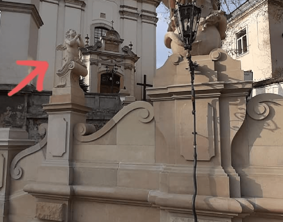 У Львові руйнується відреставрована скульптура ангела біля костелу св. Антонія (ФОТО) - 